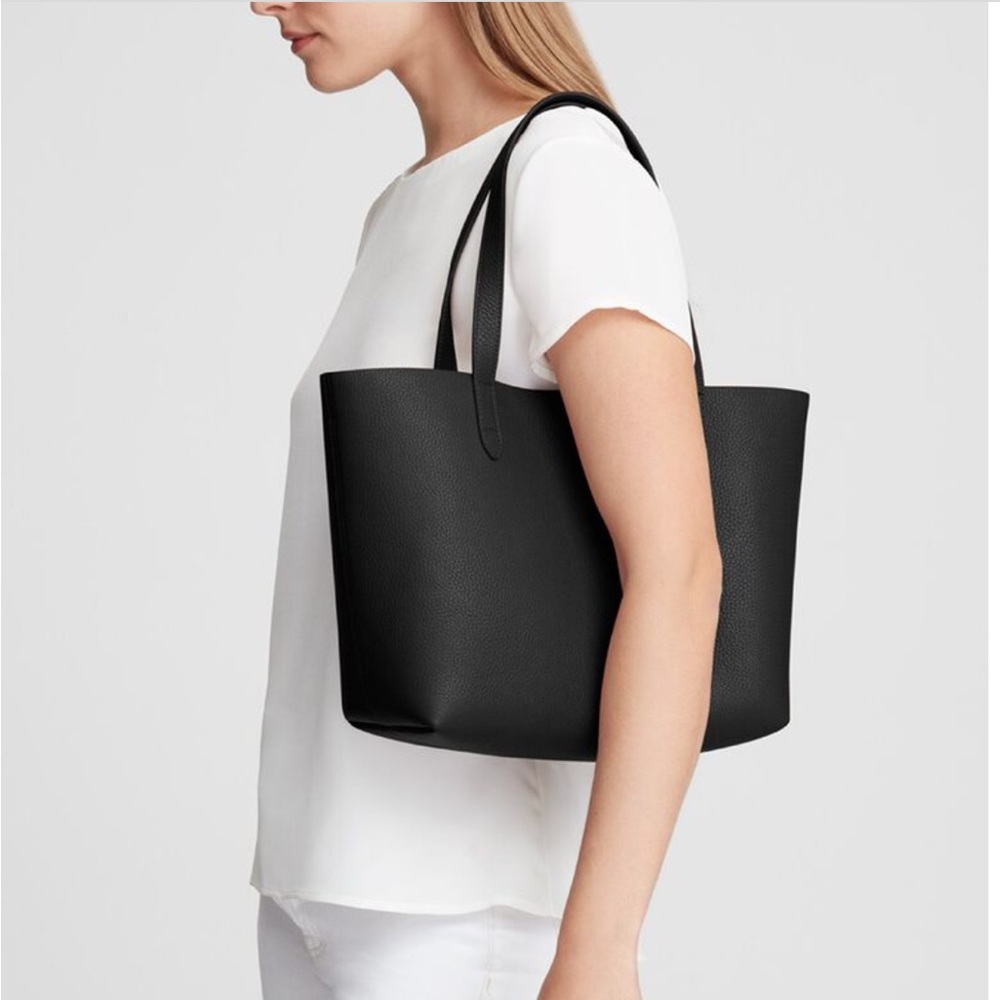 Cuyana small classic structured tote in black/blush - pebbled leather